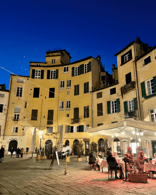 piazza dell'anfiteatro lucca-min